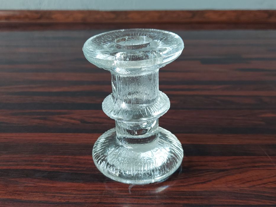 Mały świecznik z prasowanego szkła lata 70