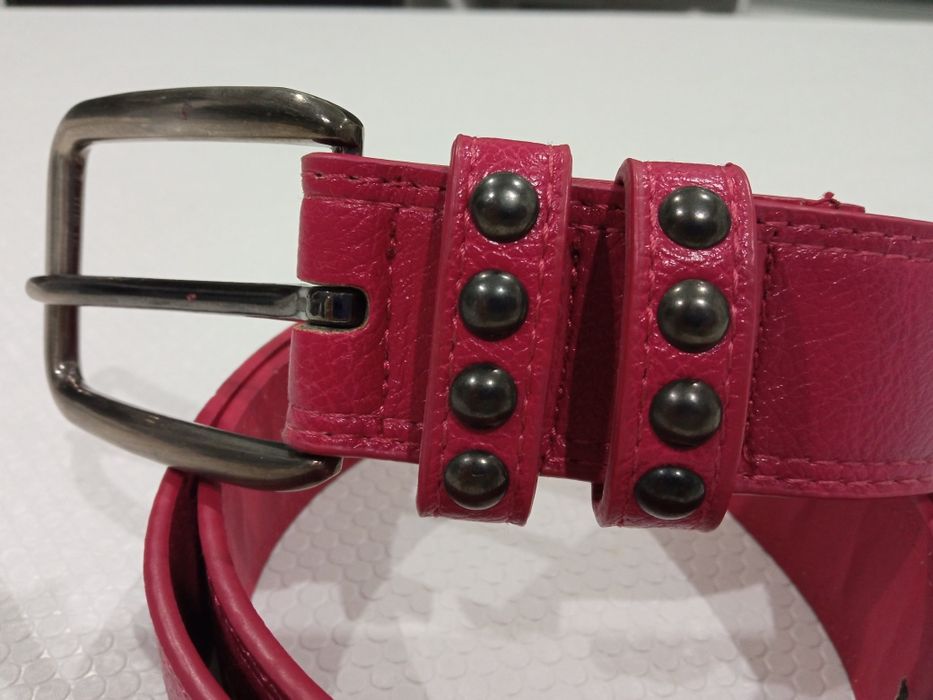 Cintos muito elegantes, de fivela larga e cores muito sóbrias