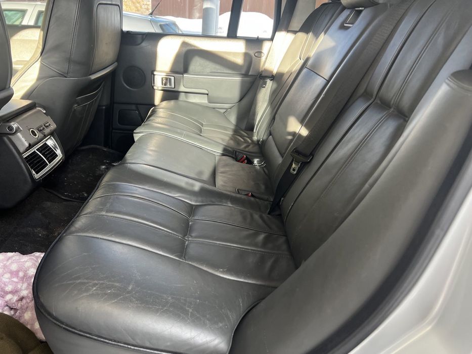 Задні сидіння та консуль панелі L322