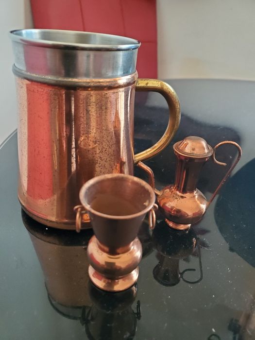 Mini peças e caneca de cerveja inglesa em cobre