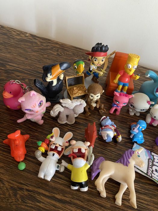 PVC Dolls/Figures: Animals, Disney, The Simpsons, Nestlé, Hello Kitty, Winx64297734313601121