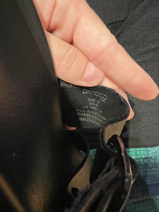 Lekkie czarne klapki na wysokiej platformie H&M divided