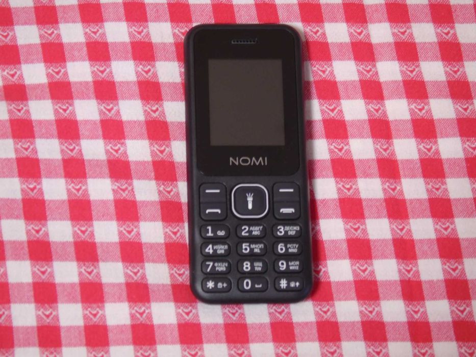 Кнопочний мобільний телефон Nomi i1880 Black чорного кольору