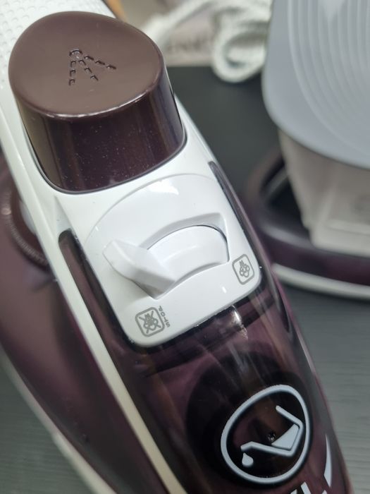 Праска tefal FV 5716 сток 2400 Вт. Durilium Airglide підошва, паровий