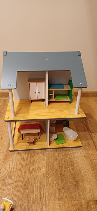 Drewniana domek dla lalek  z akcesoriami