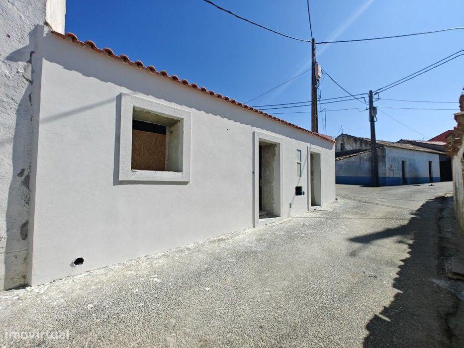 Moradia típica portuguesa no centro da aldeia