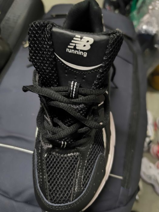 Tênis pretos tamanho 38 e tamanho 39