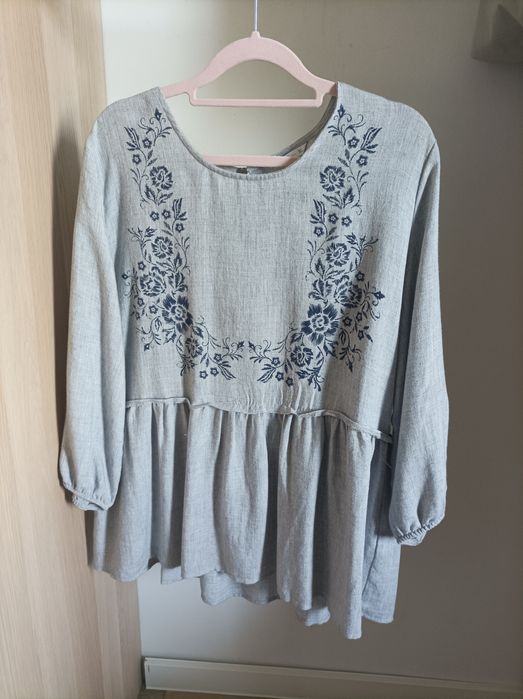 Szara bluzka z granatowym harftem