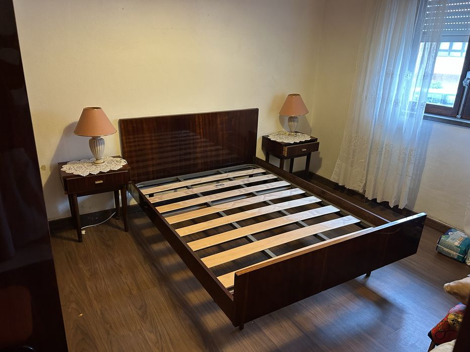 Estrutura da cama + 2 mesas de cabeceira