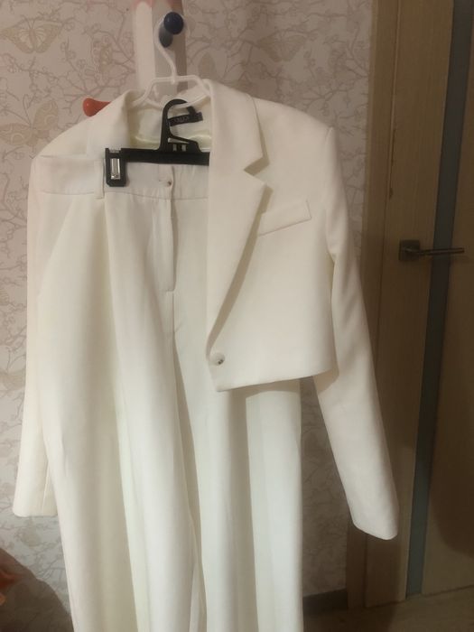 Костюм білий брючний жіночий, р 44, М