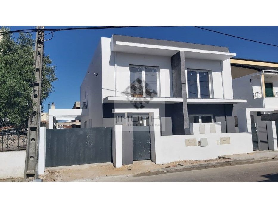 Fantástica Moradia Geminada T3 na Quinta das Laranjeiras