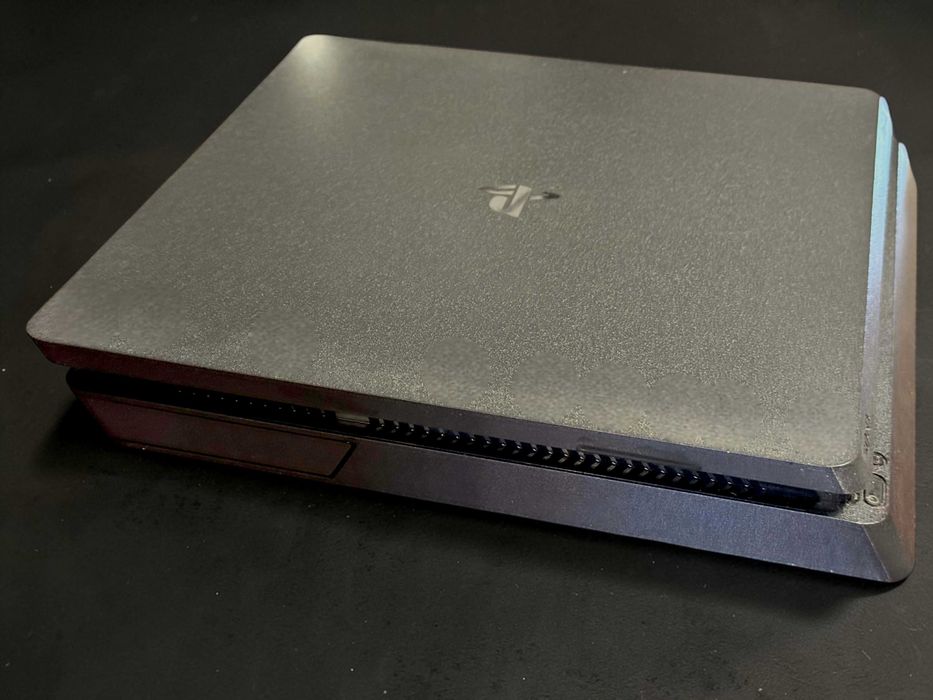 PS4 Slim 1TB + 2 pady + okablowanie – bardzo dobry stan