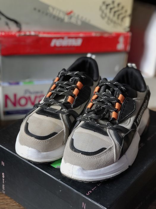 Женские кроссовки