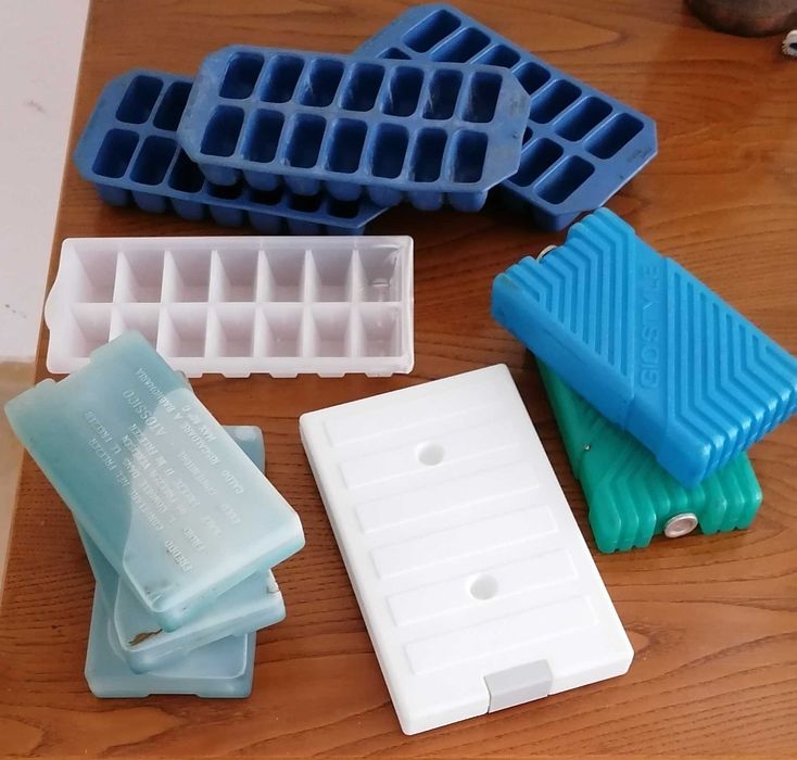 Ice cube trays and freezer packs, all for €5
