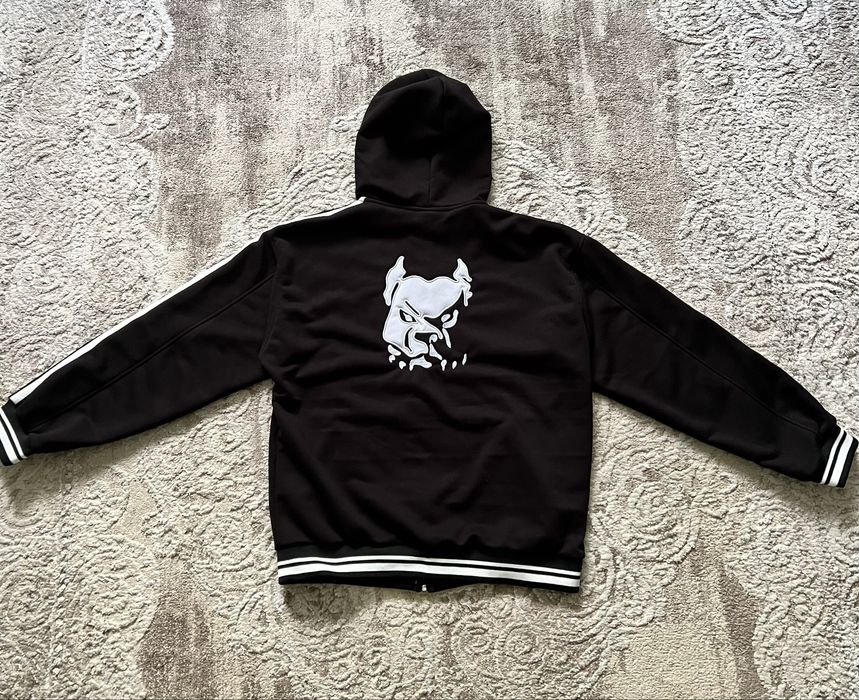 Худі Pit Bull, svastone