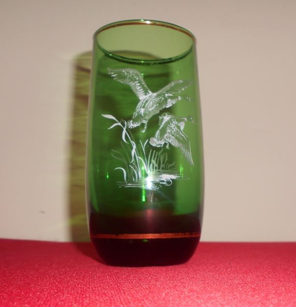 Jarro antigo, bases e copos decorados com aves (todos diferentes).