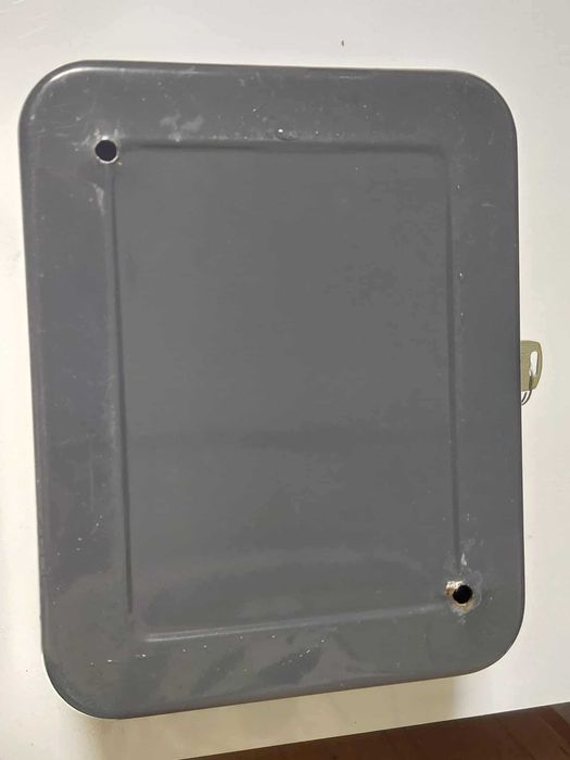 Mała metalowa skrytka na pieniądze z zamkiem na klucz