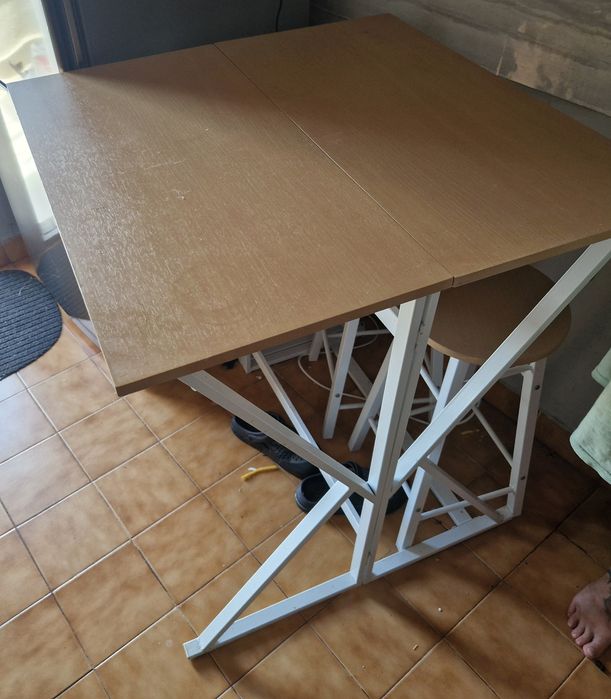 Mesa  alta extensível nova com 2 bancos