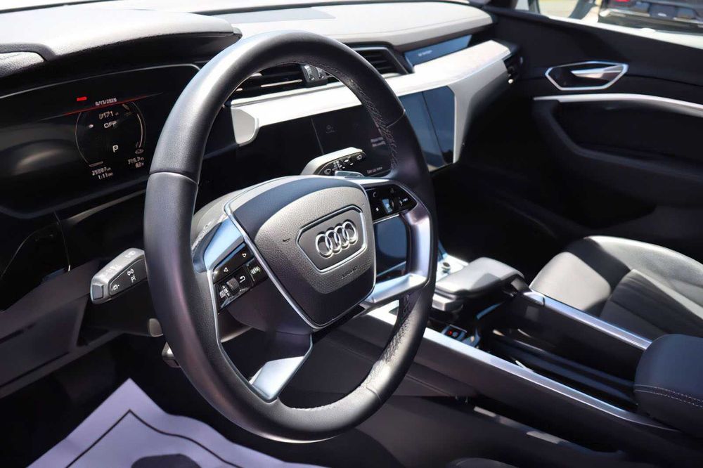 Audi Q8 e-tron quattro Premium Plus      2024