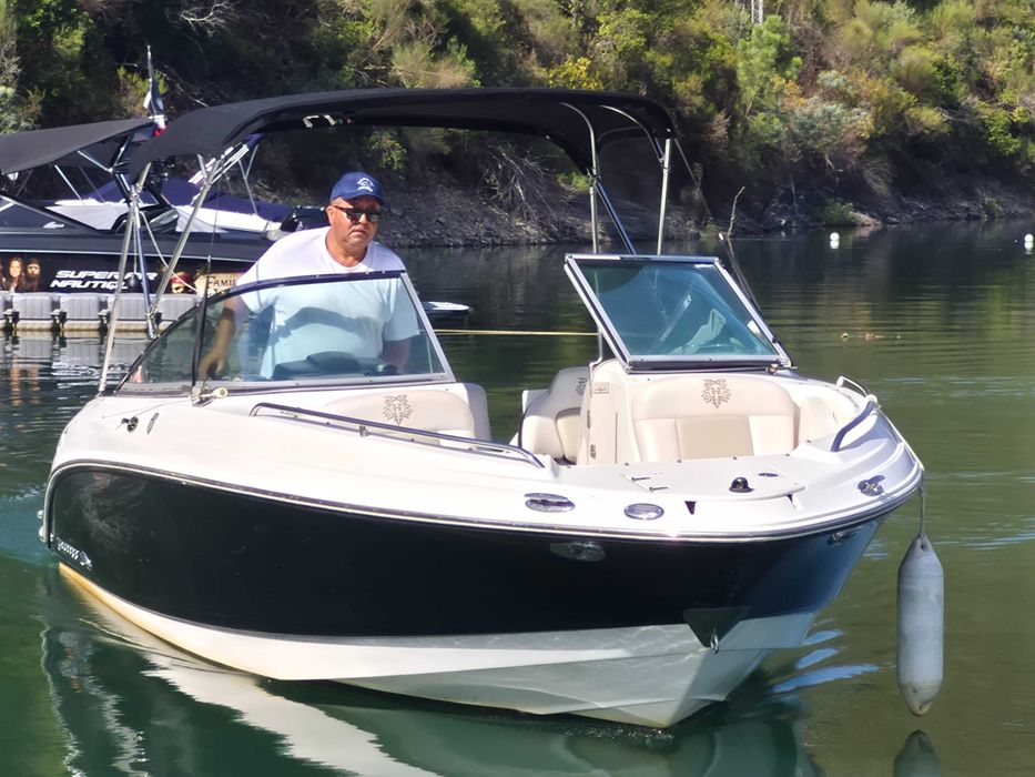 Barco Chaparral 236 SSX V8 300 HP