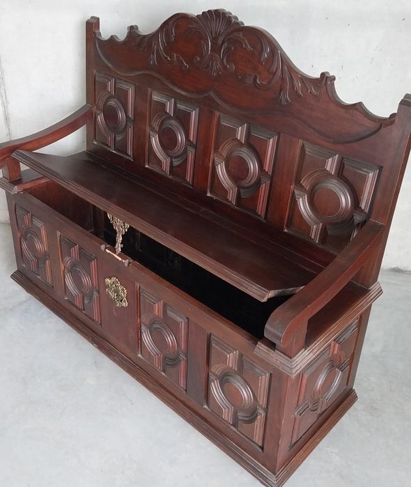 Bau em madeira maciça.