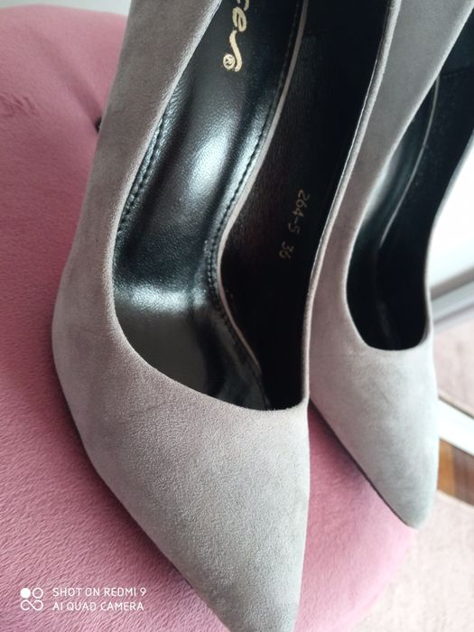 Siwe szpilki z czerwoną podeszwą