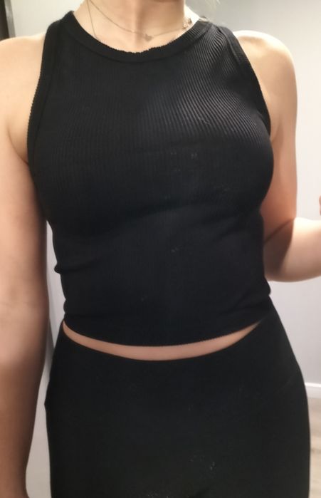 Czarny prążkowany top