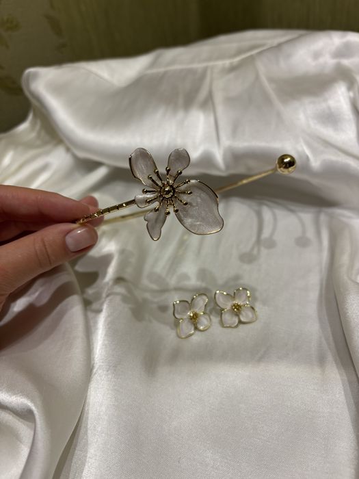 Дуже красивий, якісний комплект, чокер і сережки