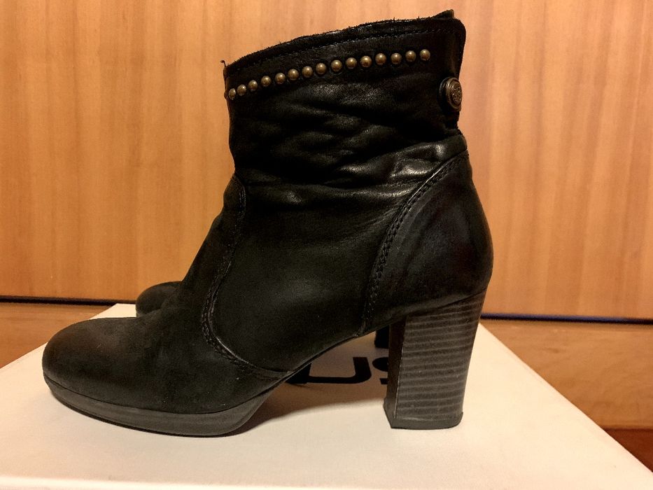 Botins pretos em pele 38