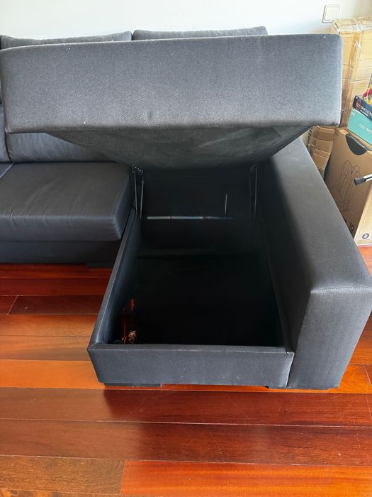 Sofá preto com chaise longue