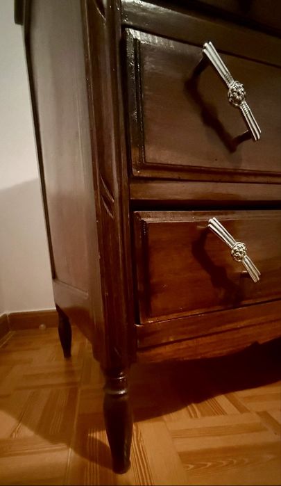 Cómoda de madeira antiga