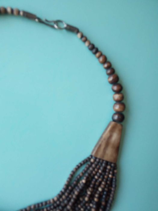 Colar com contas de madeira, usado