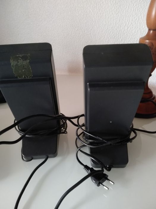 Colunas de som com fios