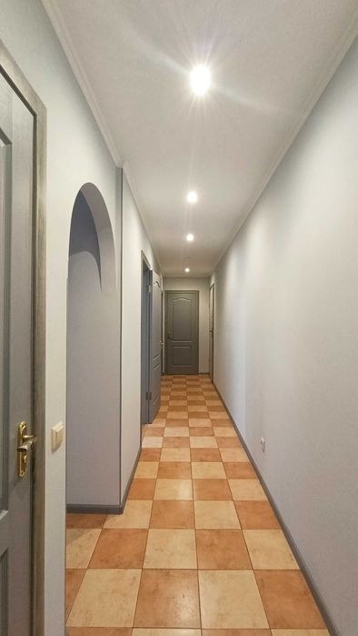 Офіс (3 кабінети). Перший поверх. Світло. Метро Звіринецька 2 хвилини.