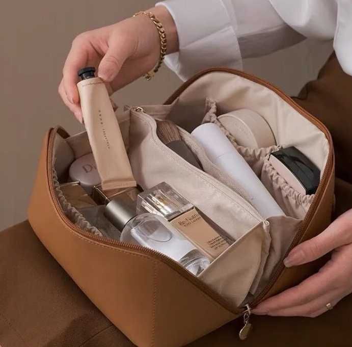 Brązowa pakowna kosmetyczka