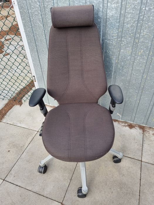 fotel biurowy na kółkach