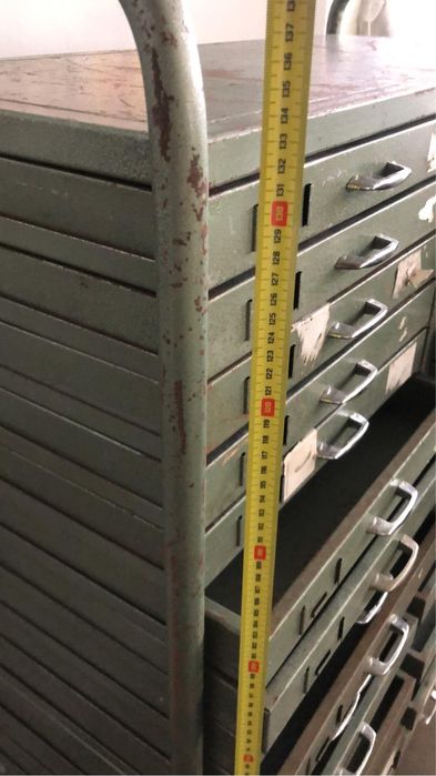 Móvel industrial em metal com gavetas