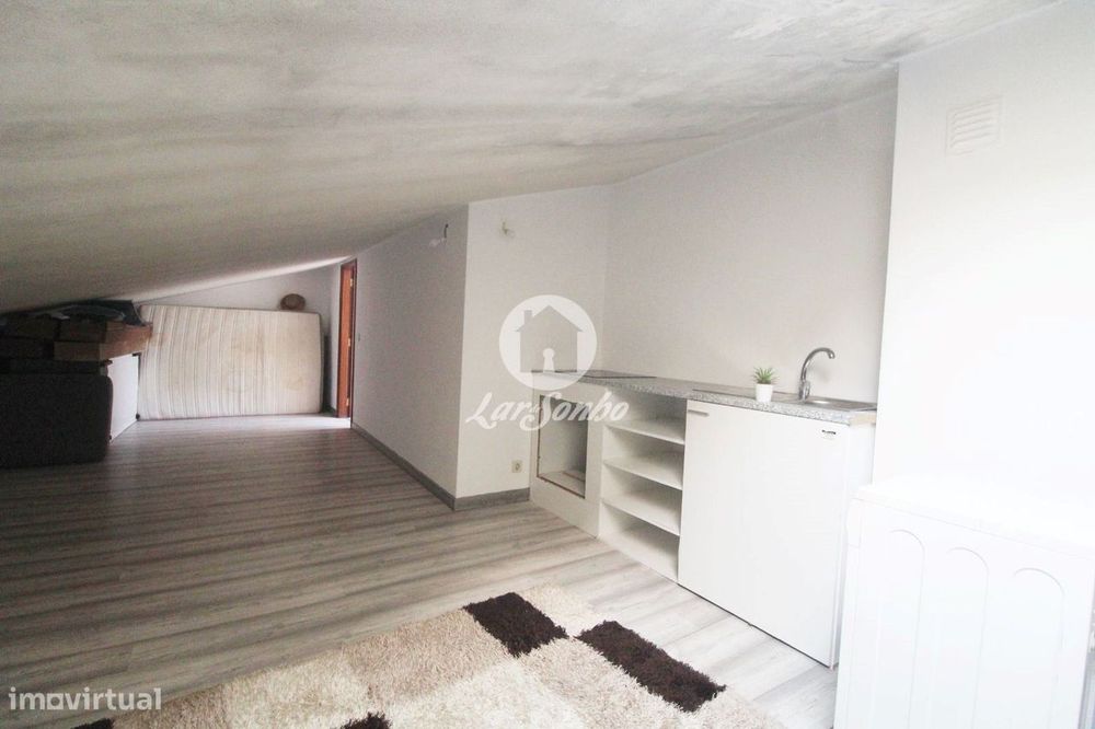 Apartamento T2, situado em Arcozelo, a 4km da Praia