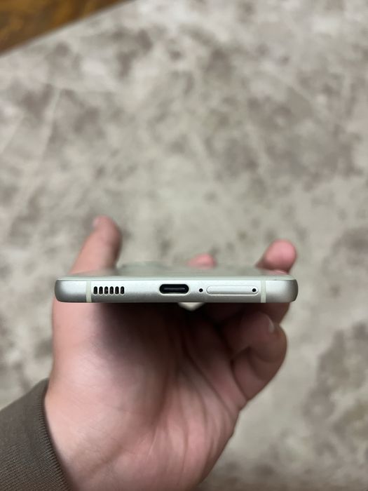 Samsung s21 fe.