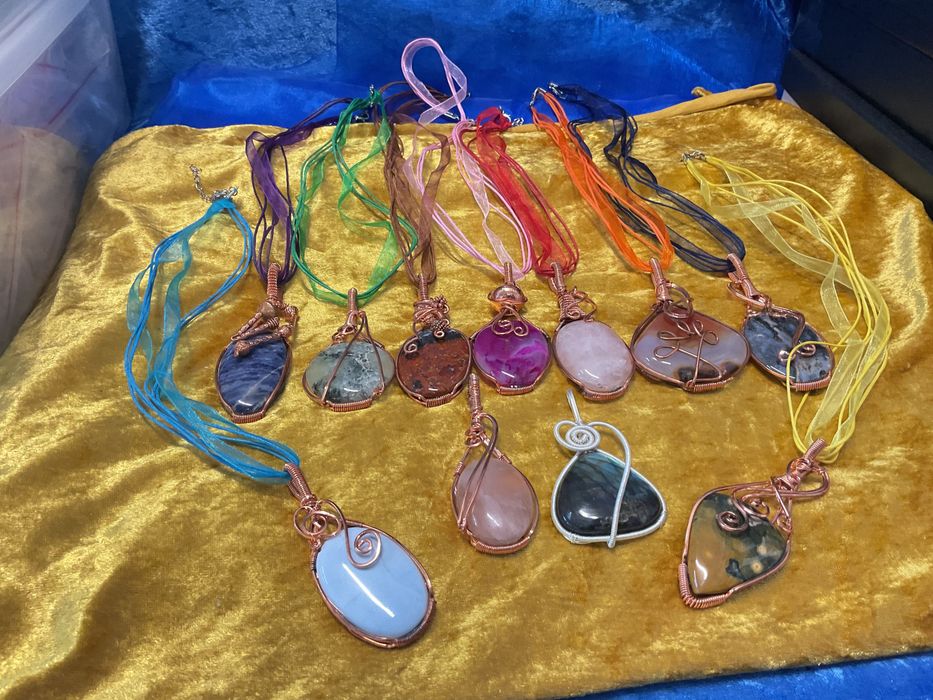 Pendente várias cores de pedras tamanho de 8/10 cm