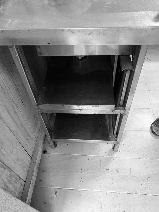 Mesa trabalho com portas e gavetas