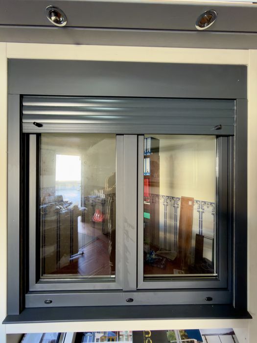 Janela pvc Rehau com monobloco estor termico