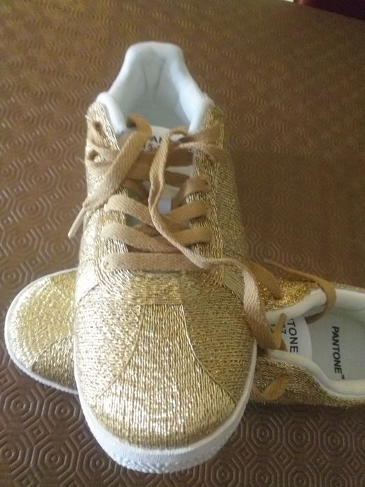 Tênis senhora PANTONE