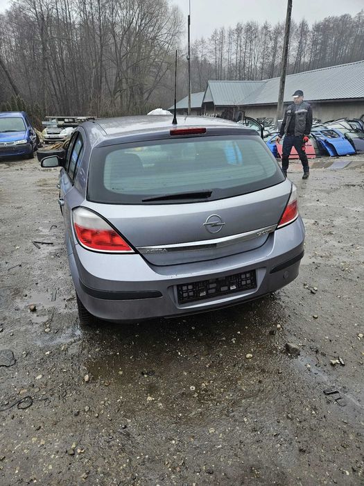 Posiadam czesci  opel astra h  3  1.7cdti   hb 2005r