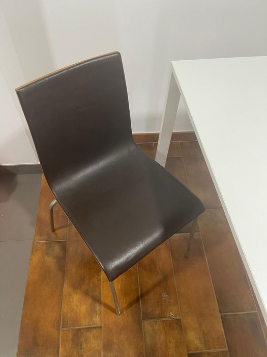 Mesa IKEA  e cadeiras ( só até dia 27/07)