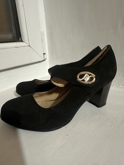 38 размер.туфлі на каблуку чорні