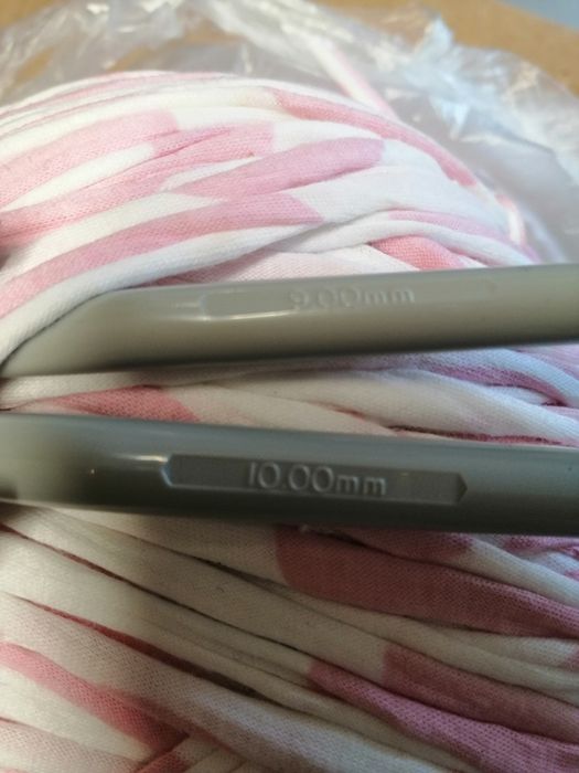 Rolo de trapilho e duas agulhas