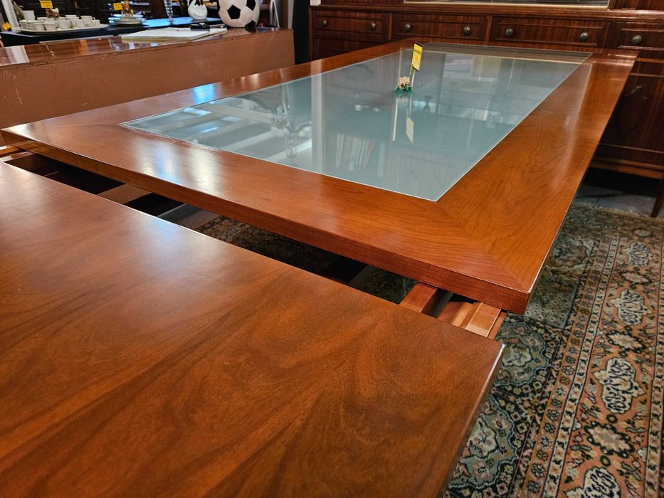 Excelente mesa de sala em madeira maciça com acabamento e