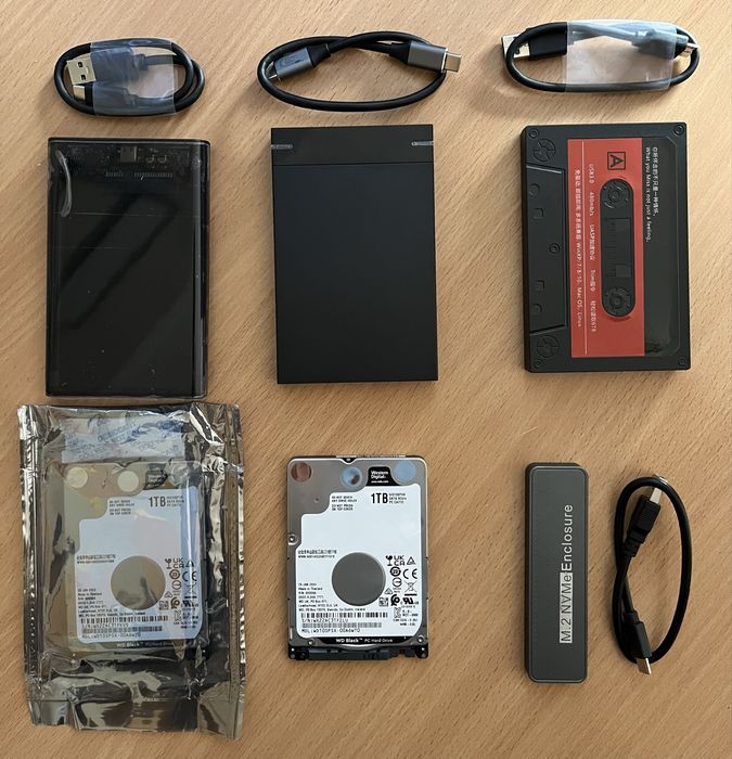 Зовнішні корпуси і жорсткі диски на 1TB 2.5