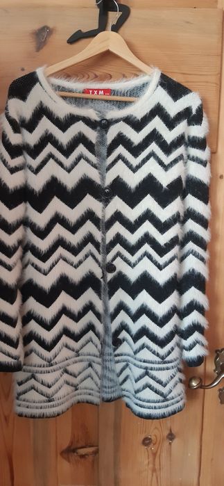 Czarno-biały sweter puchaty  kardigan, narzutka, żakiet.